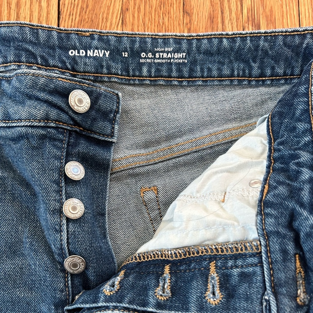 Women’s Old Navy High Rise OG Straight Jeans Shorts. Size 12 - Picture 2 of 6